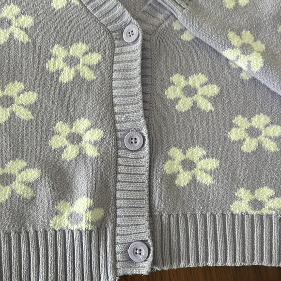 V Neck Cardigan - Picture 4 of 5